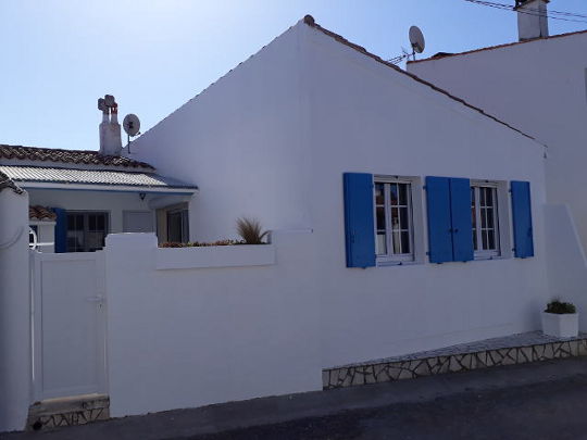 Vue extérieure de la maison située dans le bourg de Saint-Denis d'Oléron
